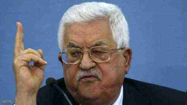 عباس يصدر قرارات "غير مسبوقة" بحق مستشاريه وحكومته السابقة