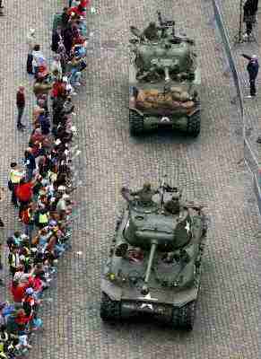 دبابات الحلفاء تشارك في احتفالات بلجيكا بهزيمة هتلر