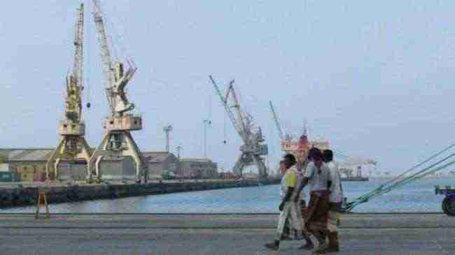 الحوثيون يمنعون 13 سفينة من دخول ميناء الحديدة