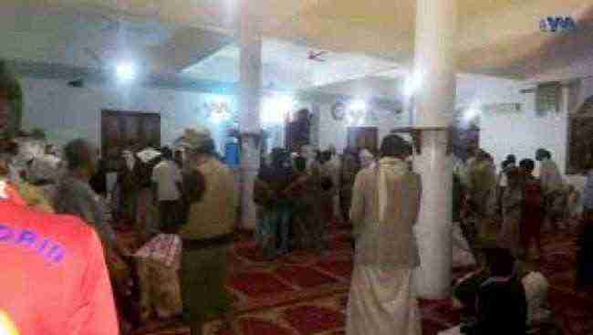 مصلون يغادرون المسجد أثناء خطبة الجمعة في صنعاء .. لهذا السبب!؟