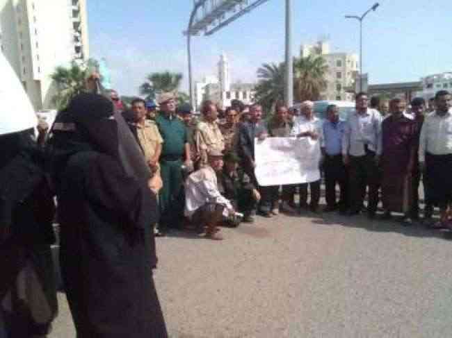 عدن: منتسبوا الأمن ينظمون وقفة احتجاجية ضد حكومة هادي