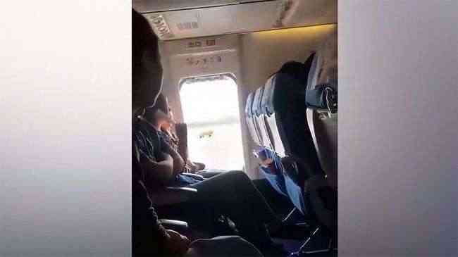 شاهد بالفيديو: مسافرة تفتح مخرج الطوارئ أثناء إقلاع الطائرة