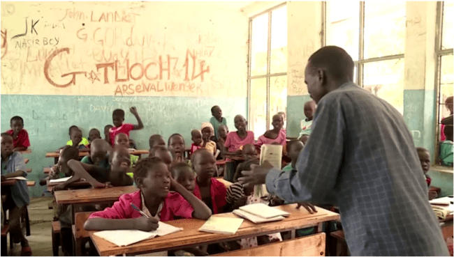 لاجئ جنوب سوداني يكرس حياته لتعليم أطفال مخيم إثيوبي