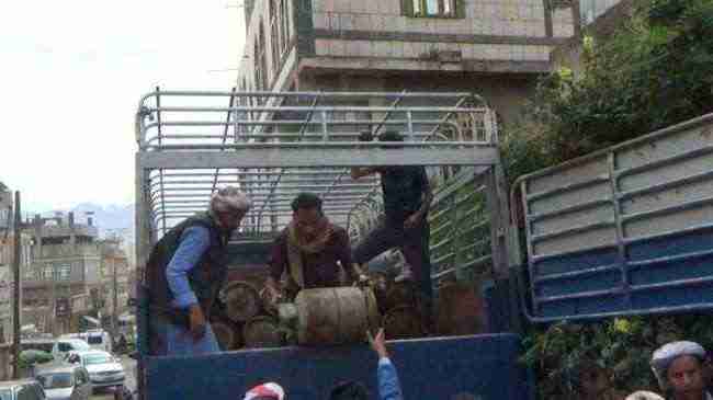 لتفاقم الأزمة.. الحوثيون يحتجزون 20 مقطورة غاز في ذمار